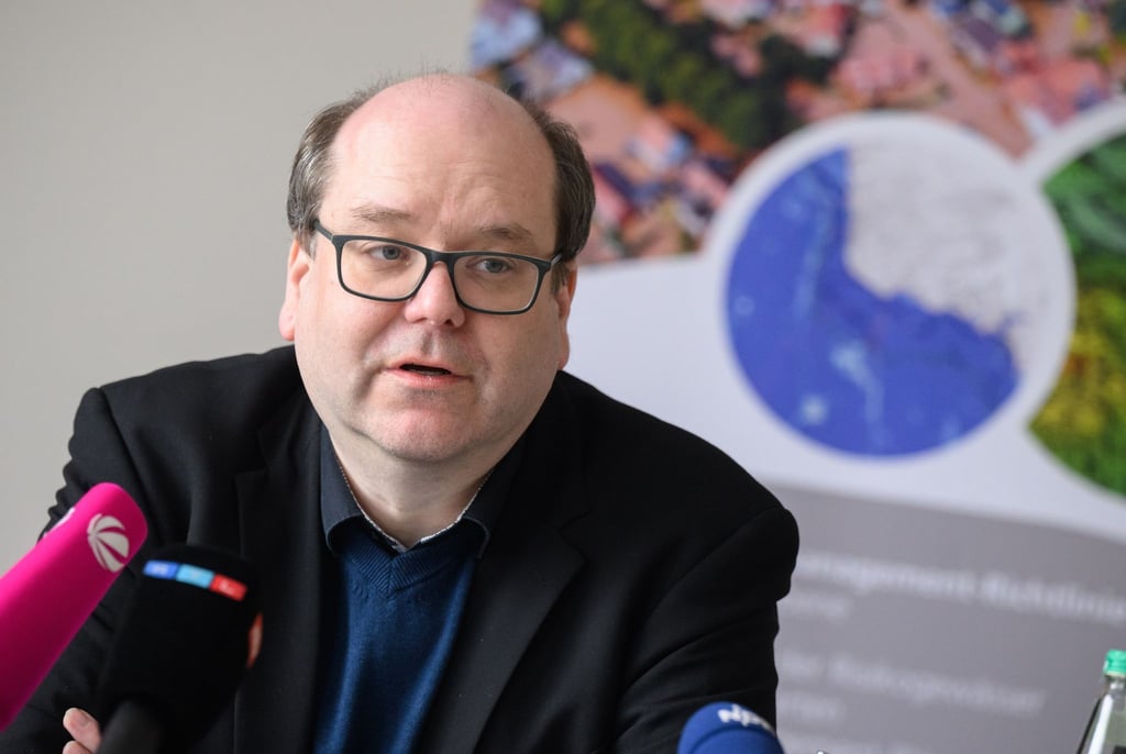 Christian Meyer (Grüne), Umweltminister von Niedersachsen, spricht bei einer Pressekonferenz.