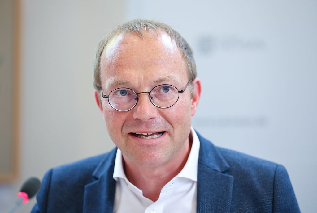 Wolfram Günther, Umweltminister von Sachsen, spricht bei einer Pressekonferenz.