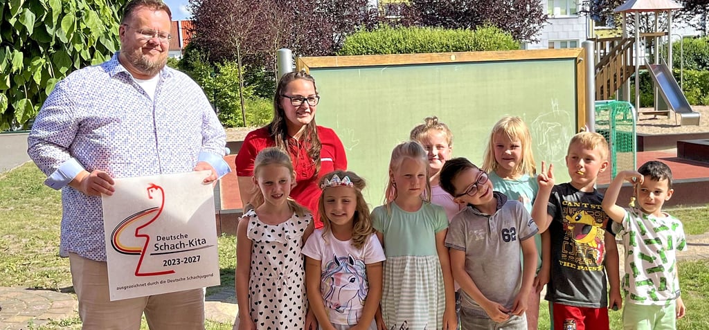 Nicola Franic, Geschäftsführer der Deutschen Schachjugend (links), überreicht Kathrin Henning von der Kita „Farbenspiel“ in Tangermünde das Schachsiegel. Am Mittwochnachmittag nahm sie die Zertifizierung zusammen mit den Kindern in Empfang, die in wenigen Wochen zur Schule kommen werden und jetzt Schach spielen können.