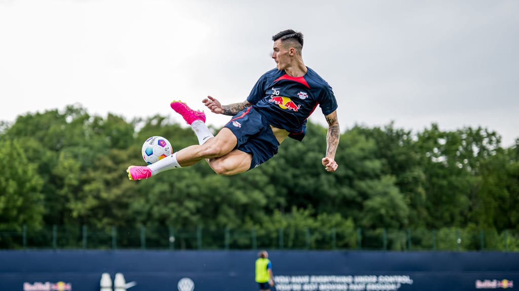 Neuzugang Benjamin Sesko zeigt beim Training seine Künste