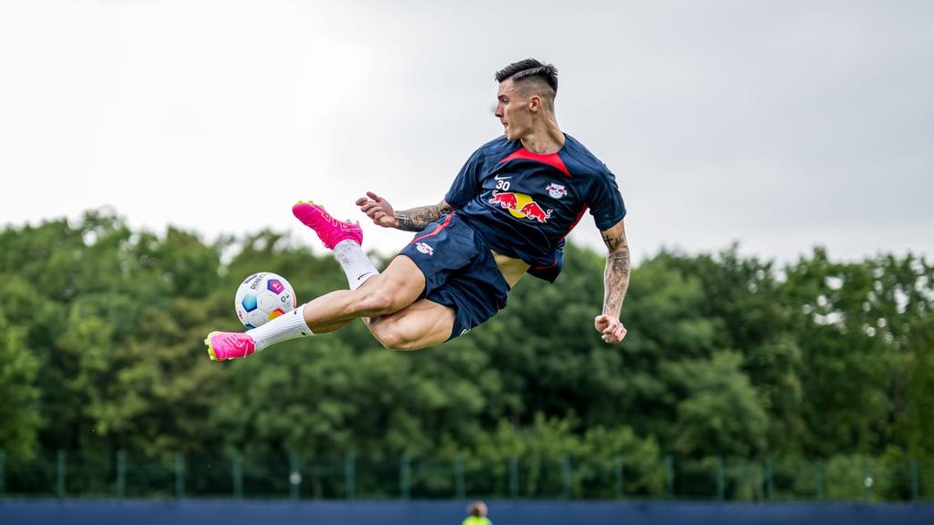 Neuzugang Benjamin Sesko zeigt beim Training seine Künste