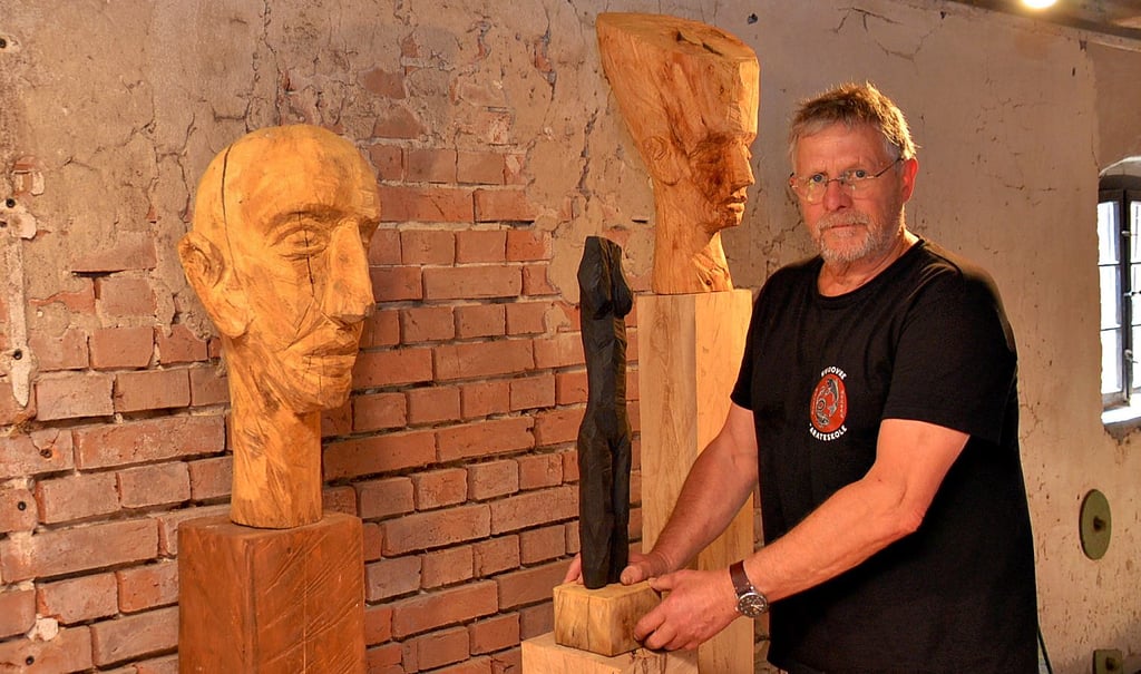 Der Maler und Bildhauer Peter Adler aus Briest bei Tangerhütte stellt neben zahlreichen Skizzen auch diese Skulpturen aus.