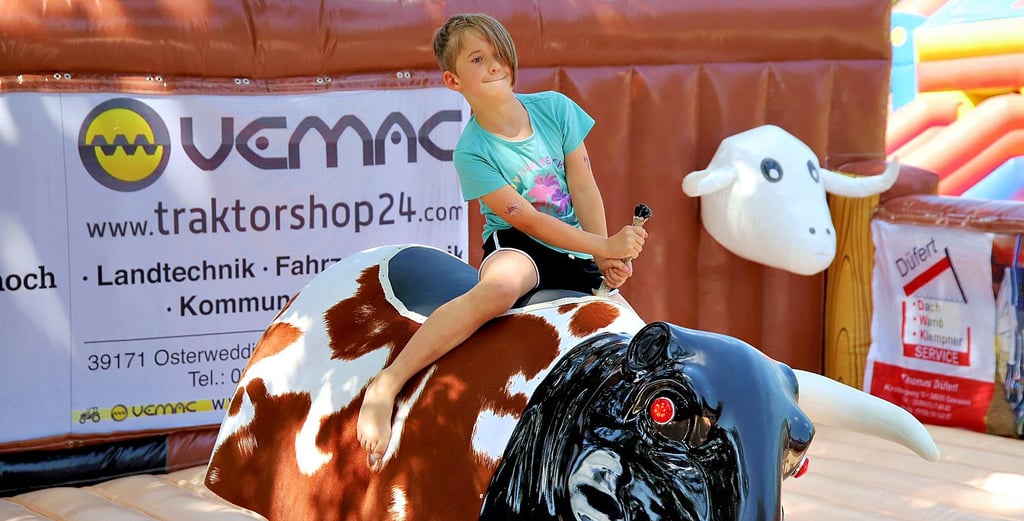 Ein Höhepunkt auf dem Kinderfest in Hornhausen: Auf dem vereinseigenen Bullen „Lemmy“ konnten die Besucher ihr Geschick beweisen.