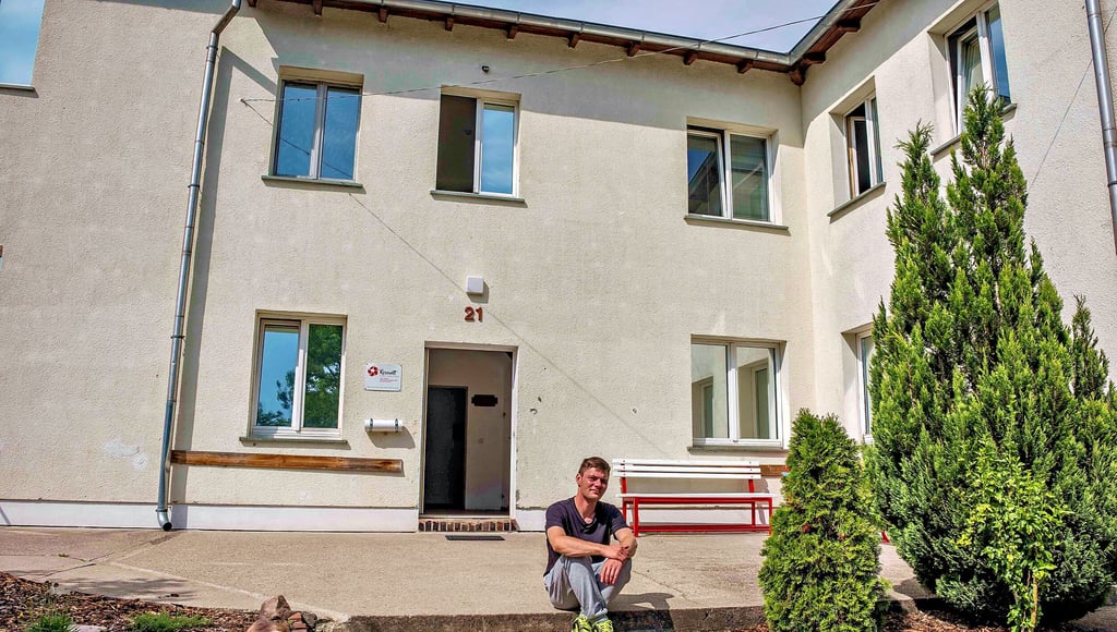 Ex-Häftling vor dem Haus Ypsilon im Wittenberger Mittelfeld. Die Einrichtung steht vor der Schließung.