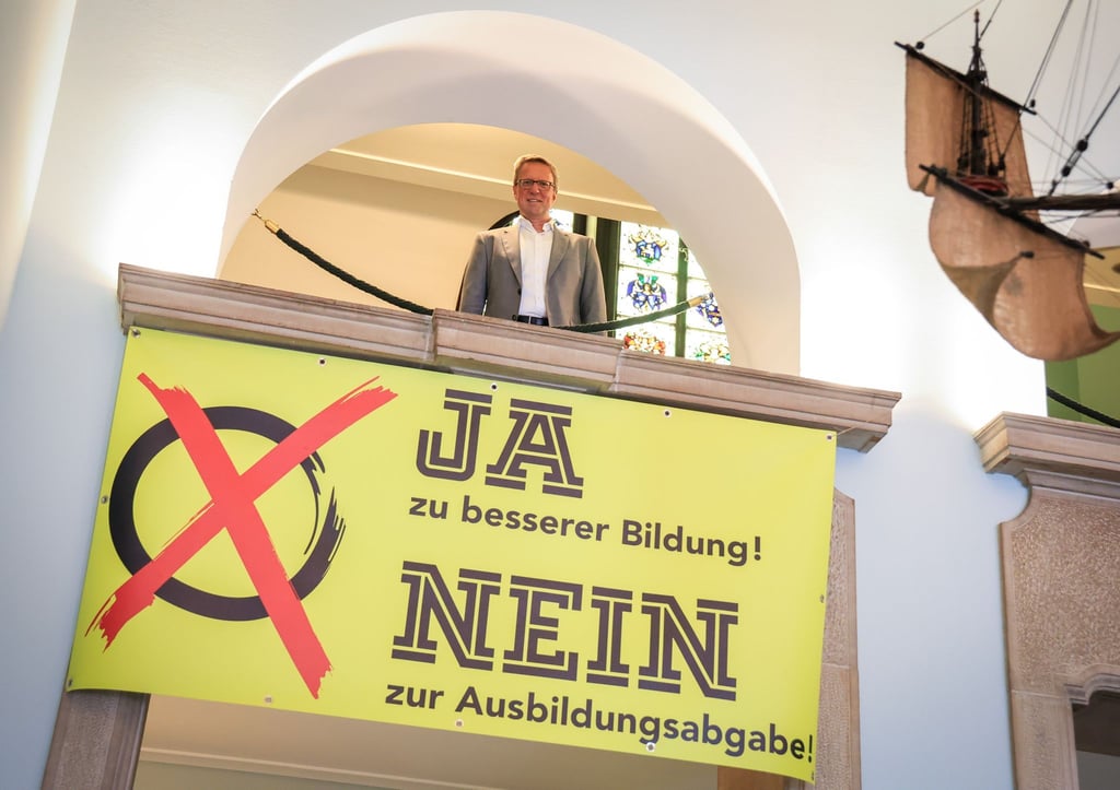 Matthias Fonger, Hauptgeschäftsführer der Handelskammer Bremen, steht im Foyer der Kammer.