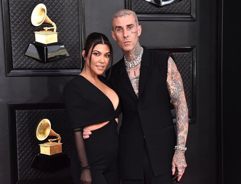 Kourtney Kardashian (l) half ihrem Mann Travis Barker, seine Flugangst zu überwinden.