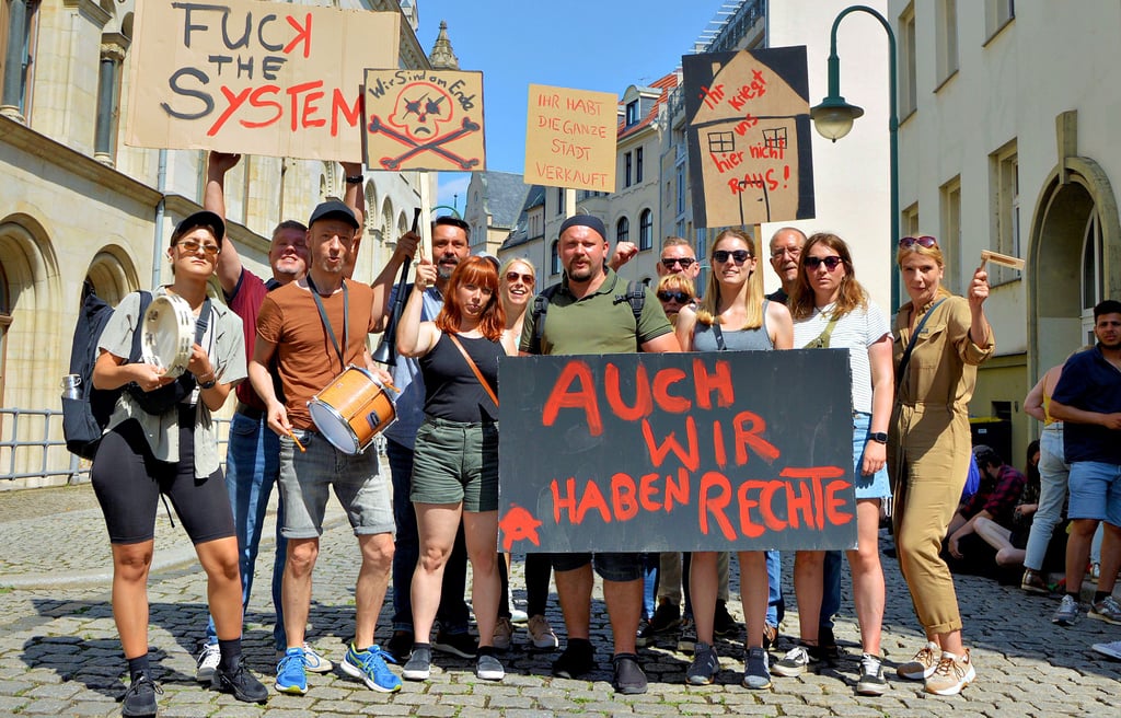 Bei einem ZDF-Filmdreh in der Wilhelm-Külz-Straße machen dutzende Komparsen mit.