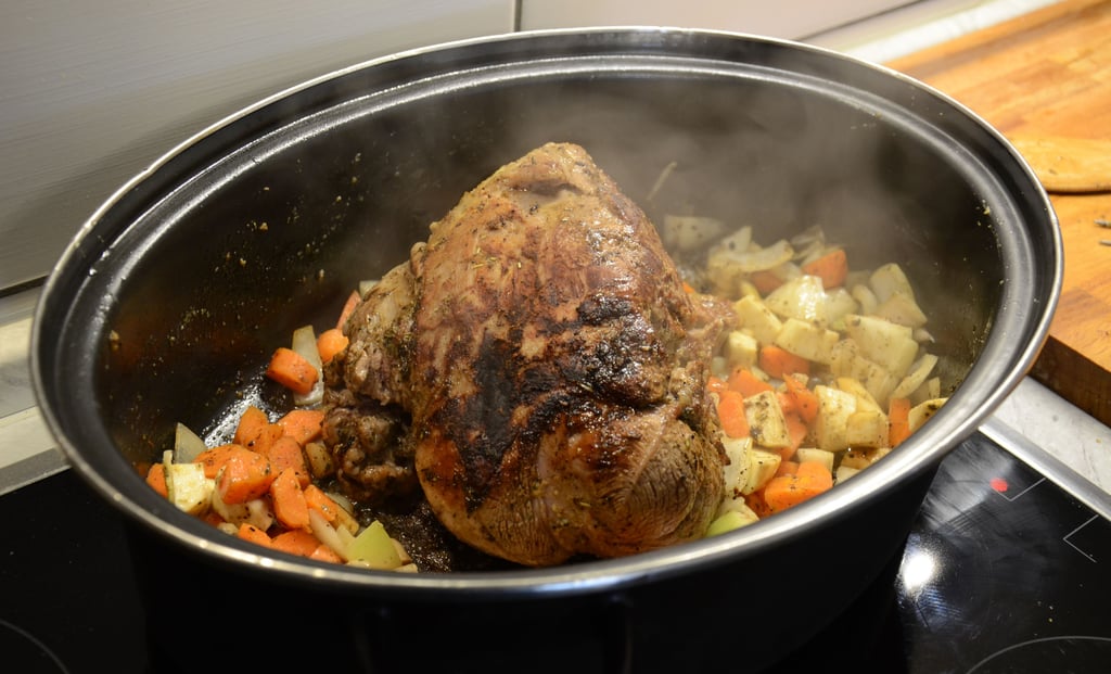 Erst wird das Röstgemüse angeschmort, dann der Lammbraten. Nach dem Ablöschen mit Lammfond und Rotwein wandert er samt Bräter in die Backröhre.