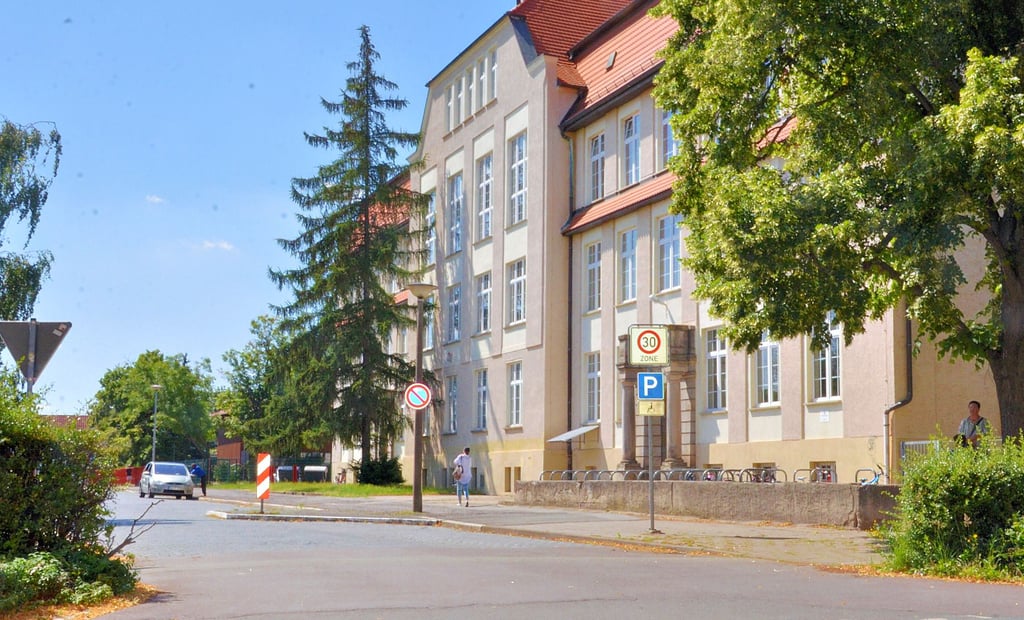 An der Grundschule Karl-Liebknecht gilt Tempo 30. Doch auf dem Schulweg, der an der Welsleber Straße entlang führt, gilt diese Geschwindigkeitsbegrenzung nicht überall.
