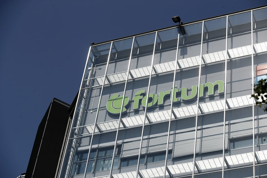 Das Logo des finnischen Energieunternehmens Fortum an dessen Hauptsitz in Keilaniemi, Espoo.
