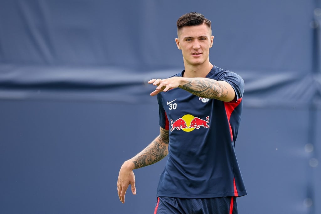 Leipzigs Neuzugang Benjamin Sesko kommt zur Trainingseinheit.