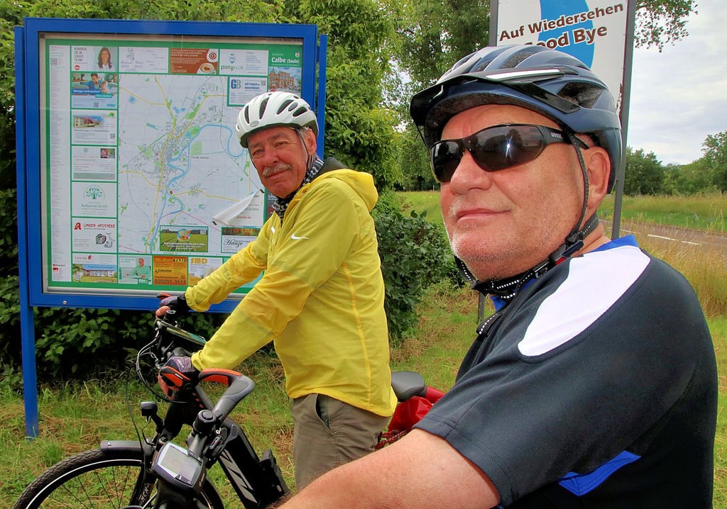 Manfred Kießling und Werner Bilz (r.) vor der Karte in Tippelskirchen, wo es den Hinweis auf die Fähre Rosenburg gibt.