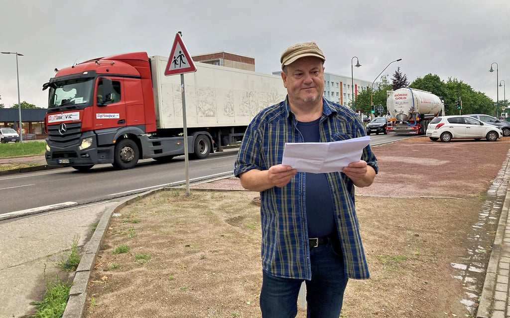 Thomas Melzer registriert immer mehr Lkw und Pkw, die die Dessauer Chaussee in Aken passieren.