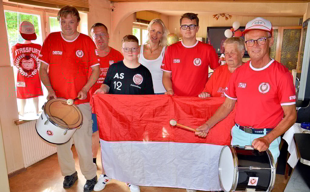 Lothar Stein (rechts) und der Bodeclub, der die Handballer von Rot-Weiss lautstark unterstützt. Auch Nicole Hoppe (Mitte) als Schatzmeisterin des Handballvereins weiß die Unterstützung der „Trommlergruppe" zu schätzen.