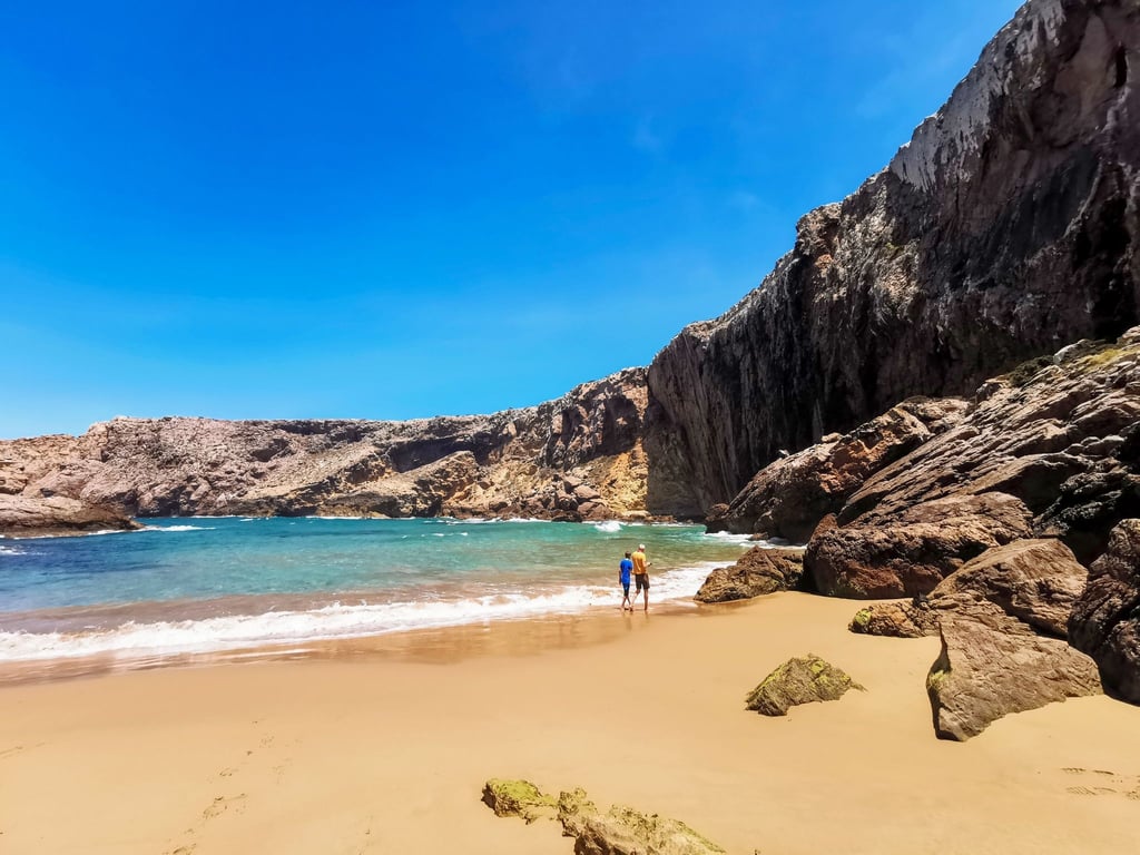 In der Westalgarve bei Sagres hat man einen Strand auch mal für sich allein.