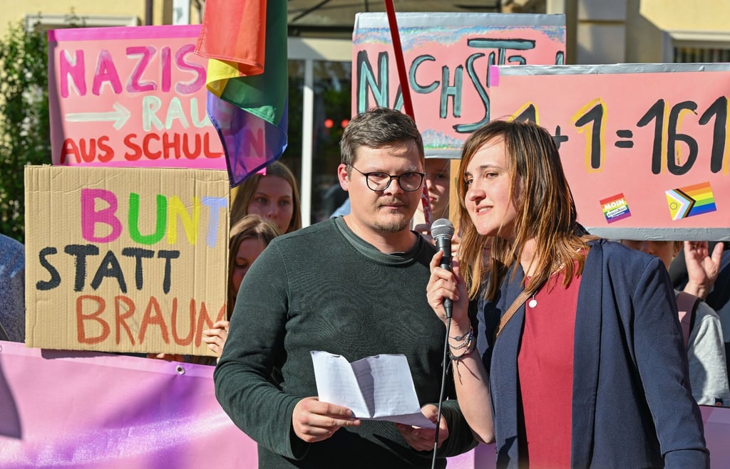 Der Lehrer Max Teske und seine Kollegin Laura Nickel haben einen Brandbrief über rechtsextreme Vorfälle an ihrer Schule veröffentlicht.