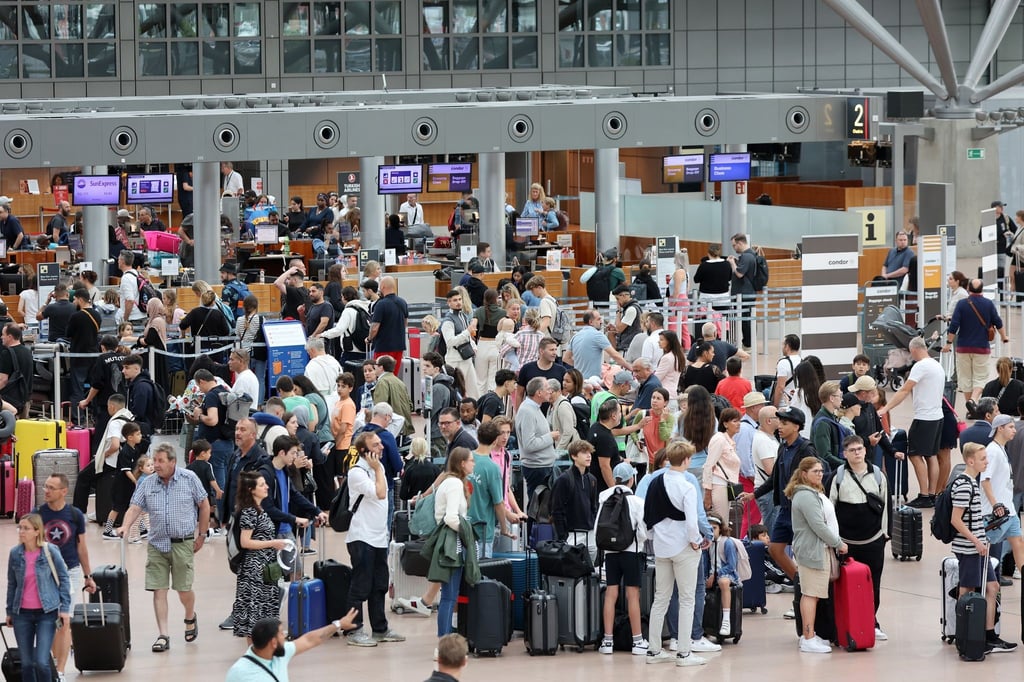 Geduldsprobe zum Urlaubsstart: Wenn wegen Protesten der Flugplan nicht eingehalten werden kann, bedeutet das Stress für viele Reisende.