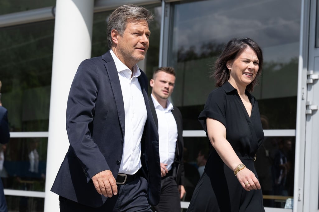 Bundesminister für Wirtschaft Robert Habeck besucht mit Bundesaußenministerin Annalena Baerbock die Chipfabrik von Infineon in Dresden.