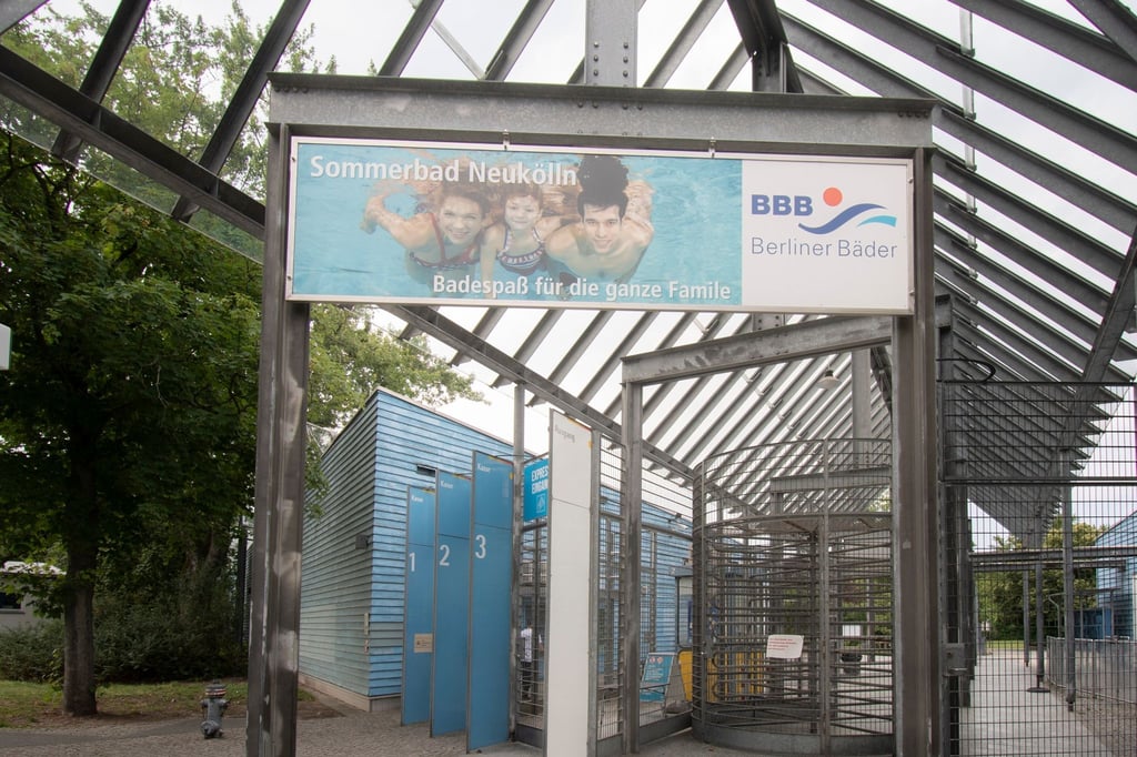 Geschlossen sind die Zugänge zum Columbiabad in Neukölln.