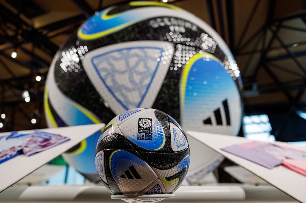 Ein Blick auf den offiziellen Spielball „OCEAUNZ“ der Fußball-WM der Frauen.