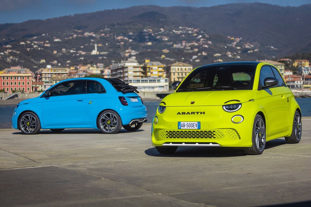 Rennsemmeln oder Kugelblitze? Hm, fernab solcher PS-Lyrik hat Fiat mit dem Abarth 500e ganz einfach einen potenten elektrischen Kleinwagen als Cabrio (links) und Coupé im Programm.