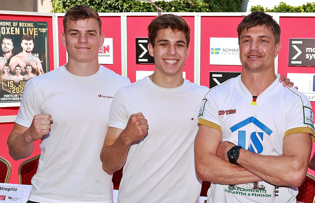 Mittelgewichtler Robin Rehse (l.) und Weltergewichtler Marlon Dzemski sind so etwas wie die SES-„Zwillinge“, die ihrem Coach Dirk Dzemski auch im siebten Profikampf viel Freude machen wollen.