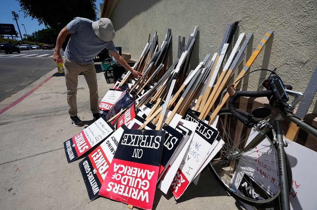 Ein Demonstrant wählt während einer Kundgebung in Los Angeles sein Schild zum Streiken aus.