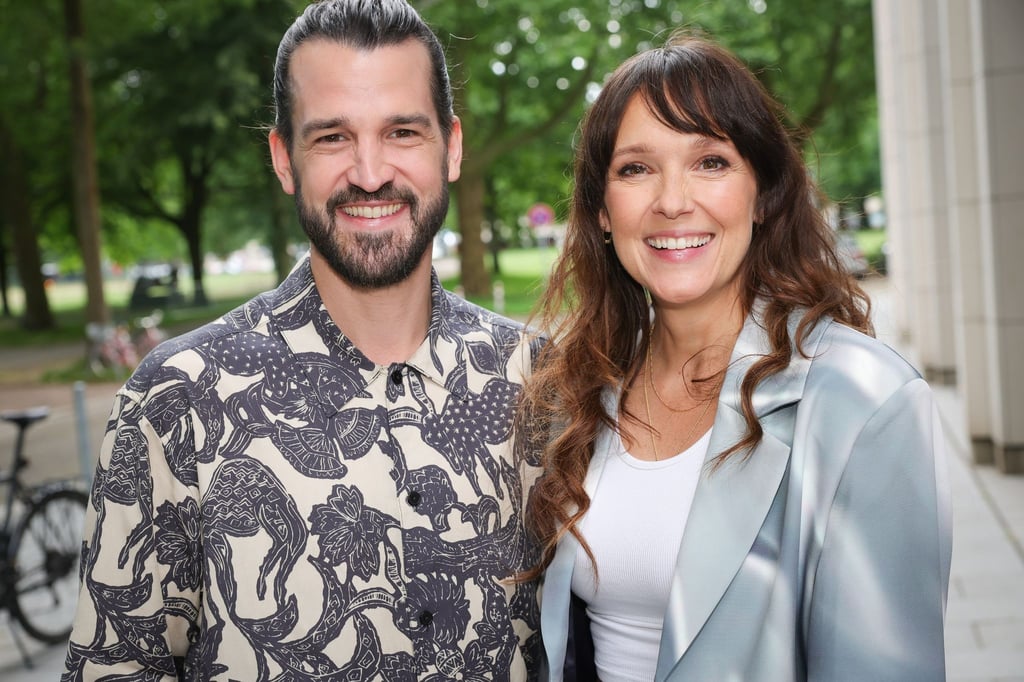 Die Komikerin Carolin Kebekus und ihr Bruder David Kebekus treten gemeinsam im Fernsehen auf - und gegen andere Geschwisterpaare an.