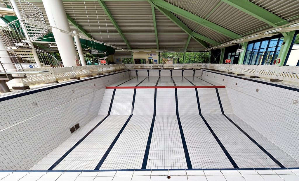 Im großen Wettkampfbecken mit dem Sprungturm (links) zirkulieren bei vollem Betrieb rund 900 Kubikmeter Wasser, also 900.000 Liter.