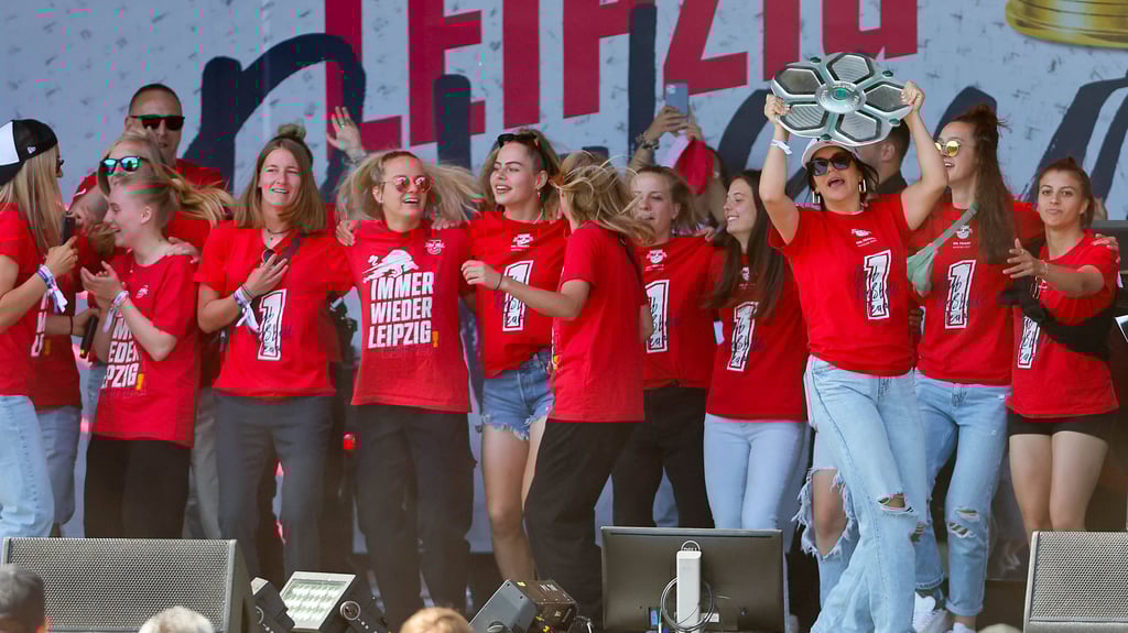 Die Frauen von RB feiern ihren Aufstieg in die 1. Liga