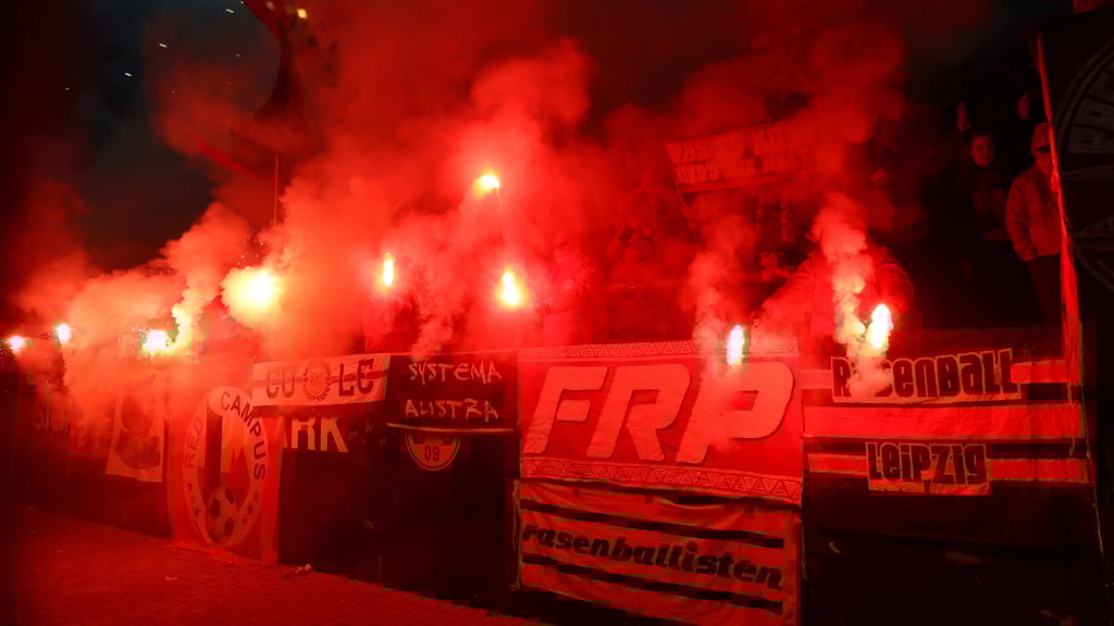 Pyrotechnik im RB-Block gegen Borusssia Dortmund.