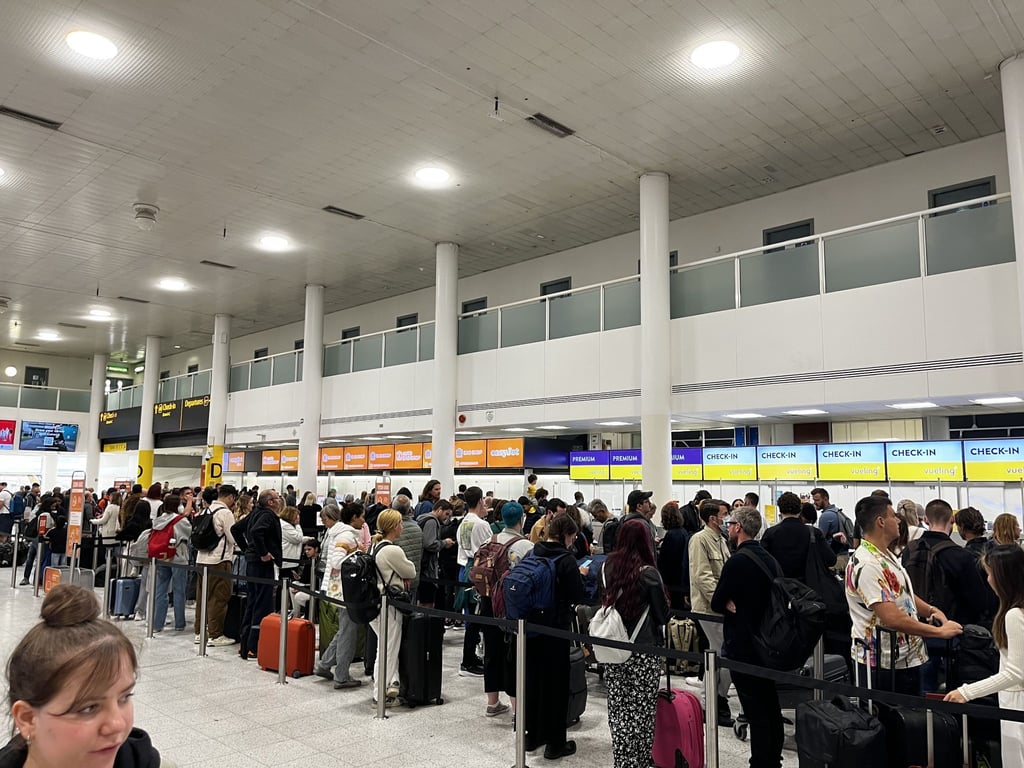 Passagiere in Warteschlangen am Flughafen Gatwick im South Terminal.