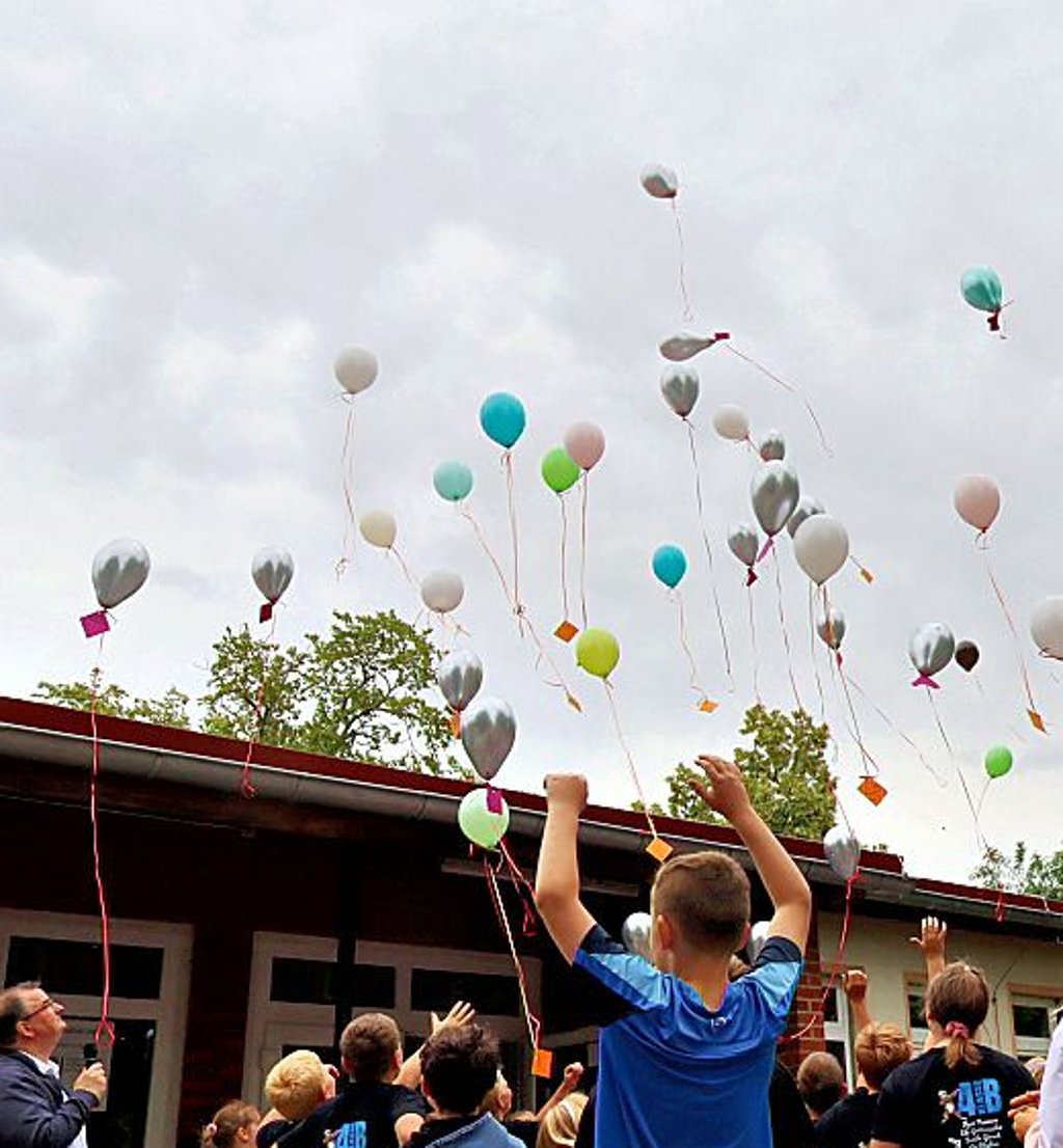Zur Verabschiedung lassen die Schüler Luftballons steigen.