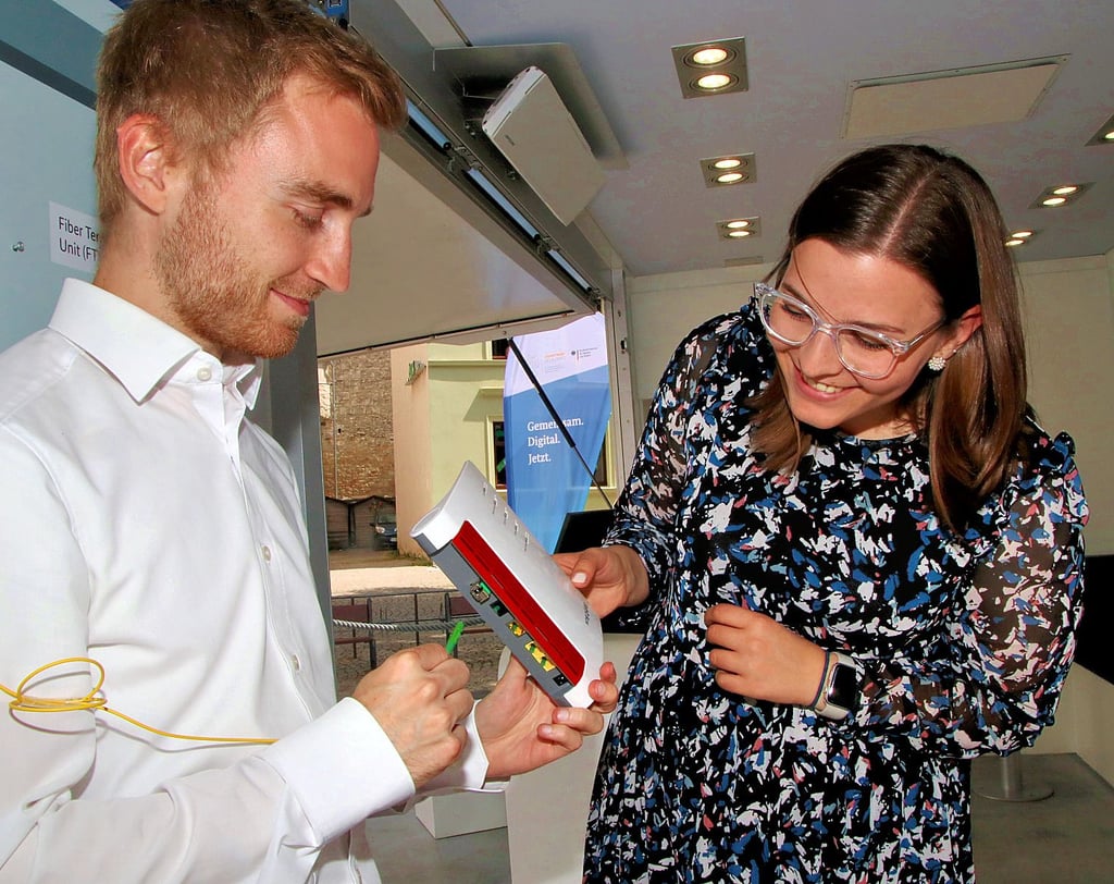 Kevin Horak und Finja Ahlborn zeigen im Giganetzbüro, wie einfach der Anschluss zu installieren ist.