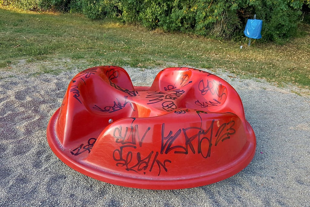 Vandalen haben die Spielgeräte in Reuden mit Graffiti besprüht.