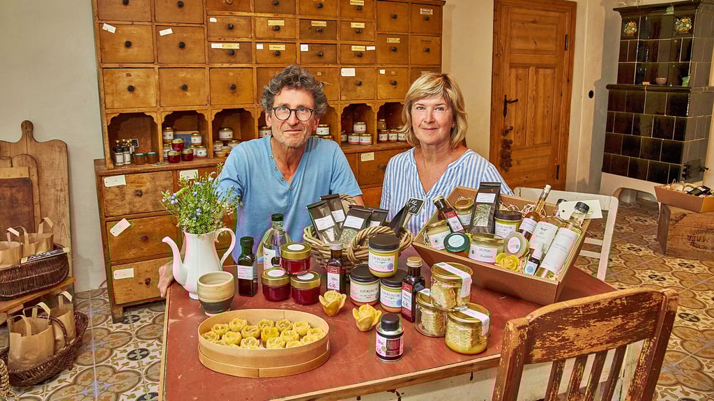 Ron Brommundt (l.) mit seiner Partnerin Sylke Sacher haben in der Wassermühle in Güsten ihren Hofladen eröffnet.