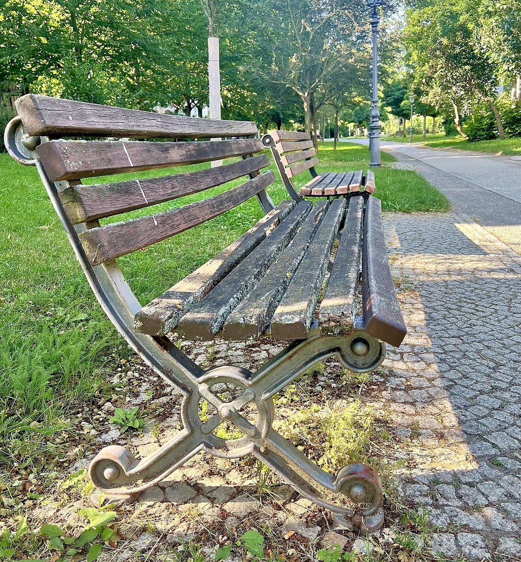Stark gefragt besonders an heißen Tagen: ein schattiges Plätzchen. Die Bänke allerdings sind in keinem guten Zustand.
