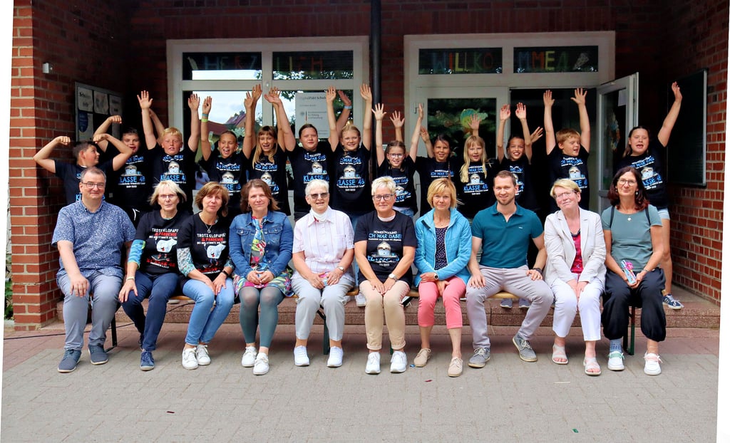 Stolz präsentieren die Großmühlinger Grundschüler der Klasse 4b ihre neuen T-Shirts, mit denen sie ins Phaeno nach Wolfsburg und auf Klassenfahrt in den Harz gefahren sind.