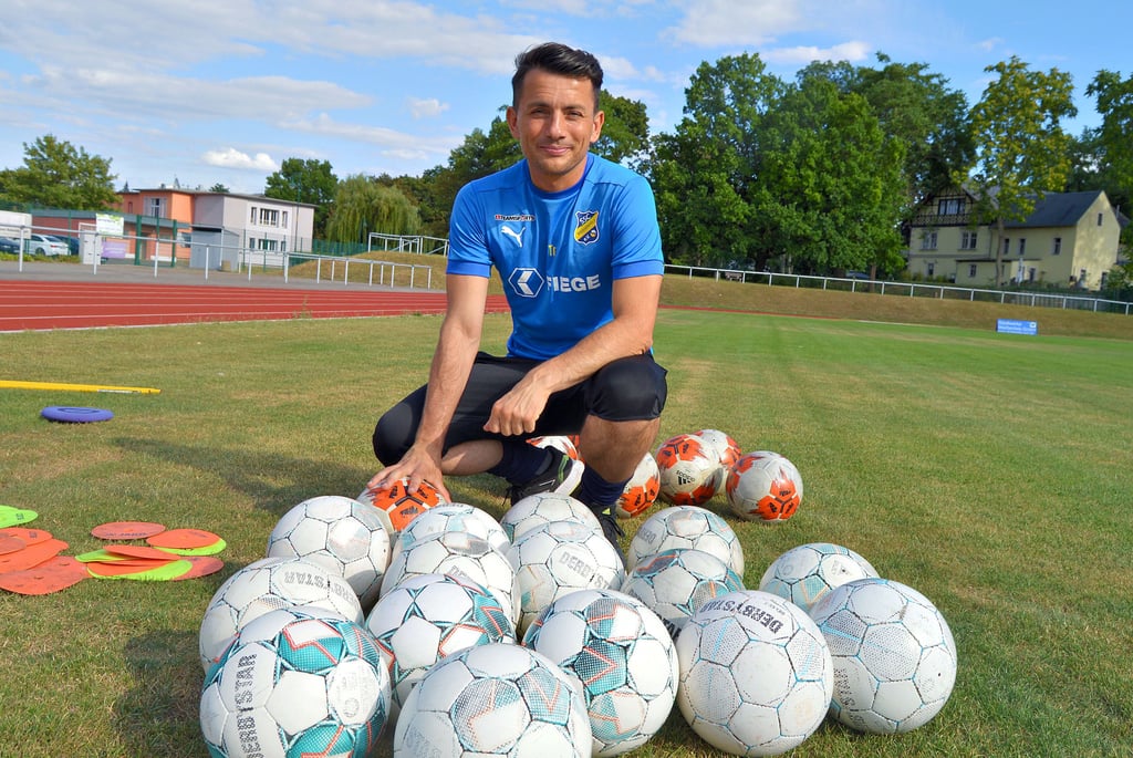 Trainer Maik Zimmermann macht schon mal die Bälle klar: Seit Donnerstag trainiert der SSC Weißenfels wieder und bereitet sich auf die neue Saison vor.