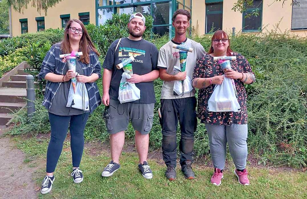 In der Jugendwerkstatt Hindenburg bei Osterburg: Die vier Teilnehmer des Projekts "Plan B" beginnen eine Ausbildung (von links) zur Verwaltungsfachangestellten, zum Industriemechaniker, zum Dachdecker und zur Kinderpflegerin.