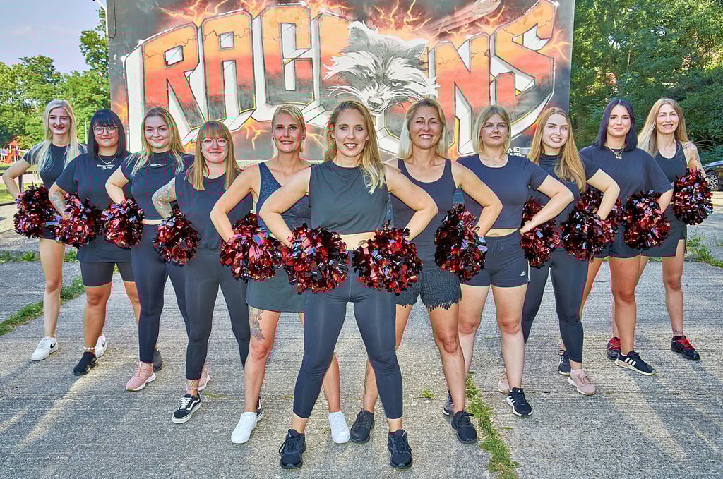 Sie sind die derzeit elf Cheerleading-Frauen aus Belleben: Lilli Klotsch (von links), Samantha Gisa, Sophia Föllmer, Celine Gisa, Jenny Michaelis, Julia Heckel, Diana Schiesewitz, Lisa-Marie Kurrich, Anastasiia Podopryhola, Saskia Constabel und Katharina Schiesewitz.