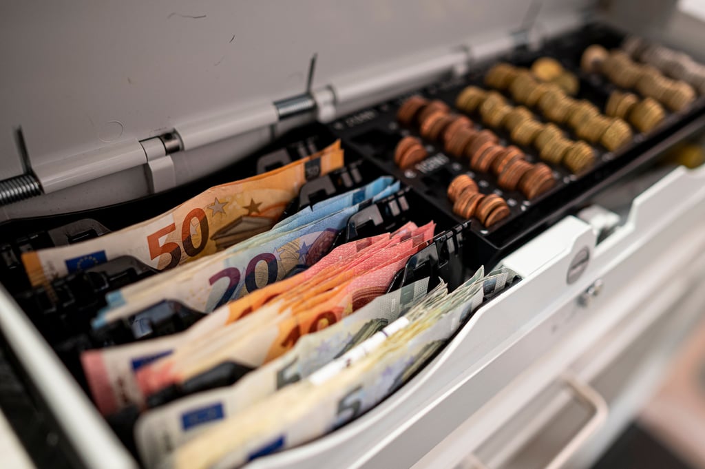 Die Verkäuferin wurde beim Geldwechseln offenbar abgelenkt.