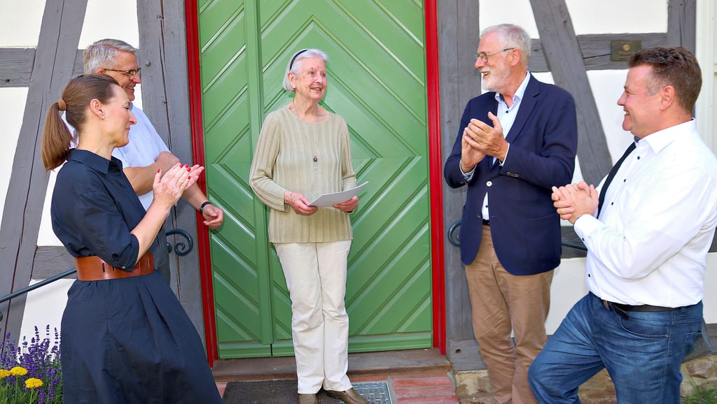 Kamilla Bühring führte hohen Besuch durch ihre sanierte Alte Pfarre: Staats- und Kultusminister Rainer Robra (2. v. re.), den Landtagsabgeordneten Markus Kurze, die Landtagsabgeordnete Elrid Pasbrig (li.) und Möckerns Hauptamtsleiter Bernhard Ruth.