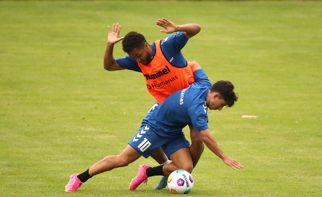 Liefern sich hier einen intensiven Zweikampf im Training: Leon Bell Bell (l.) und Jason Ceka. Mit dem FCM bestreiten sie ein abschließendes Testspiel im Trainingslager gegen den FC Nordsjælland.