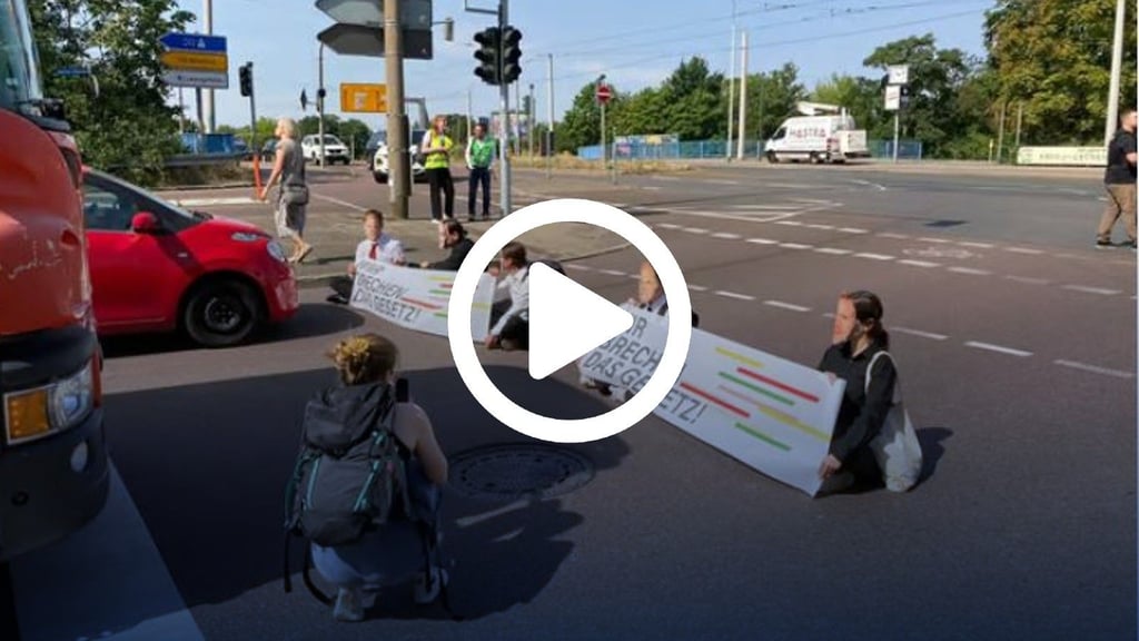 Erneute Aktion der Letzten Generation in Halle: Am Freitag blockieren Mitglieder der Gruppe die Abfahrt der B100 am Dessauer Platz. 
