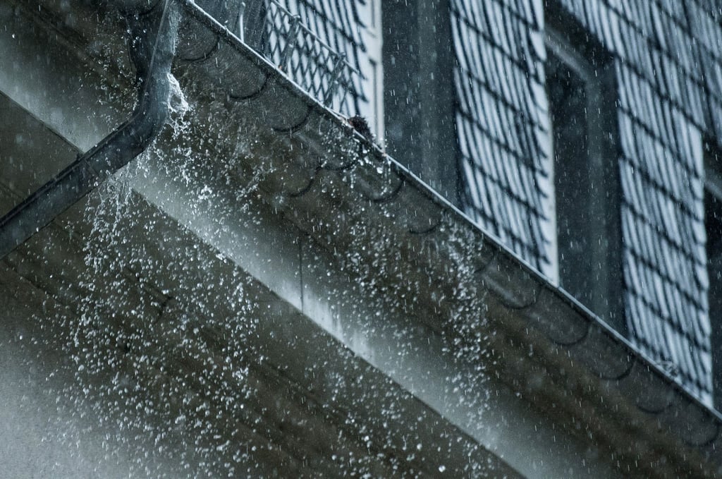 Bei einem Starkregen kommen große Mengen Wasser herunter - und manchmal ungewollt ins Haus. Mit einfachen bis größeren Umbauten kann die Immobilie geschützt werden.
