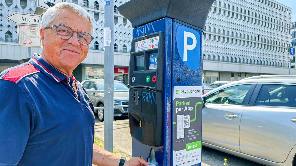 Hans-Jürgen Dolcke zieht den Parkschein aus dem Automaten. Der Groß Santerslebener nutzt, wenn er zum Einkaufen nach Magdeburg fährt, gern den zentral gelegenen Parkplatz hinter Galeria Karstadt.