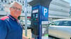 Hans-Jürgen Dolcke zieht den Parkschein aus dem Automaten. Der Groß Santerslebener nutzt, wenn er zum Einkaufen nach Magdeburg fährt, gern den zentral gelegenen Parkplatz hinter Galeria Karstadt.
