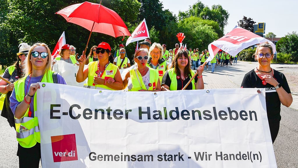 Gemeinsam mit Mitarbeitern des Einzelhandels aus Schönebeck, Magdeburg und Burg sind die Beschäftigten des Haldensleber E-Centers am Gänseanger gestern in einen Warnstreik getreten.