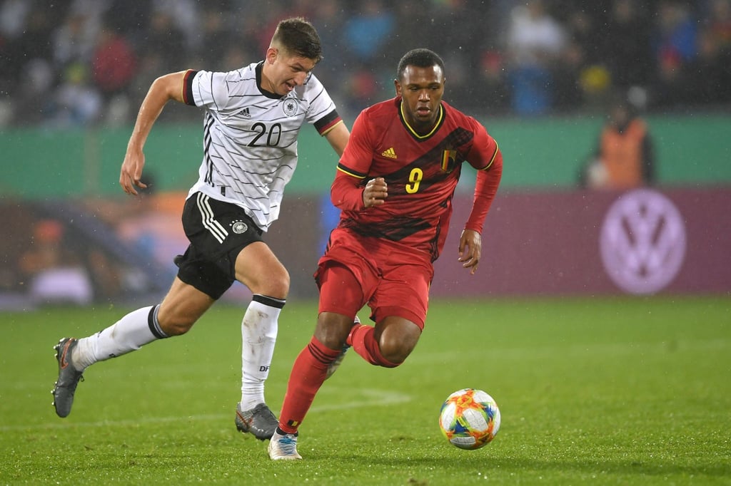 Deutschlands Vitaly Janelt im Zweikampf mit Belgiens Lois Openda (r).